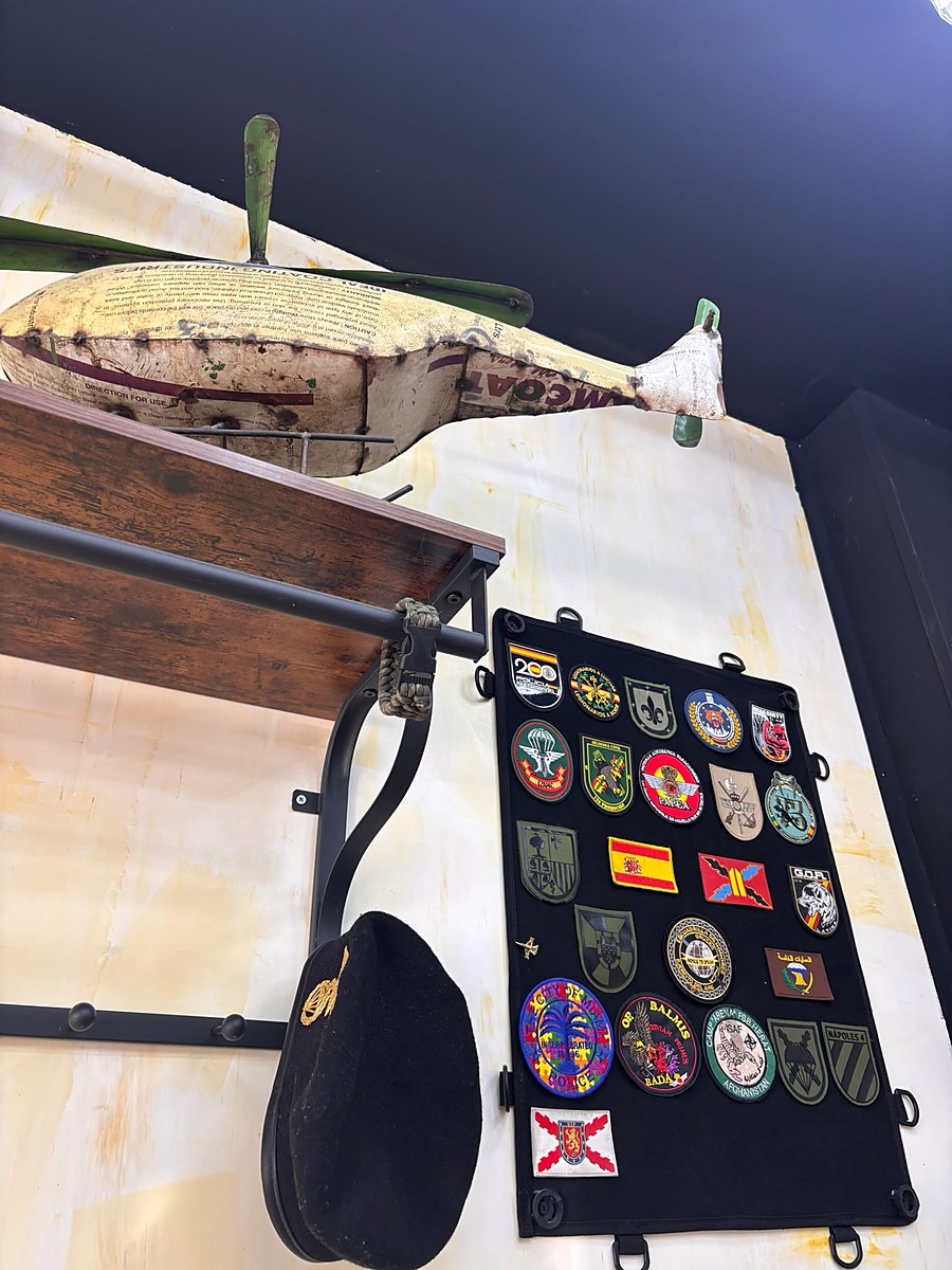 Homenaje militar en Barbería Nieto