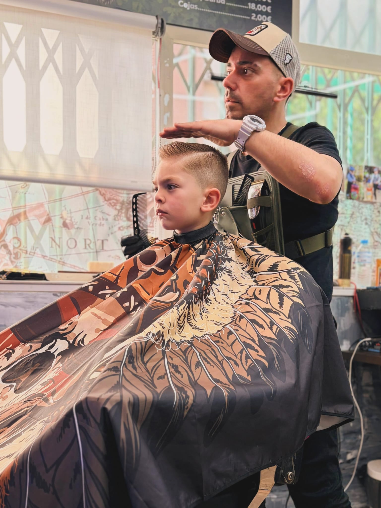 Fran Nieto trabajando en Barbería Nieto, Illescas